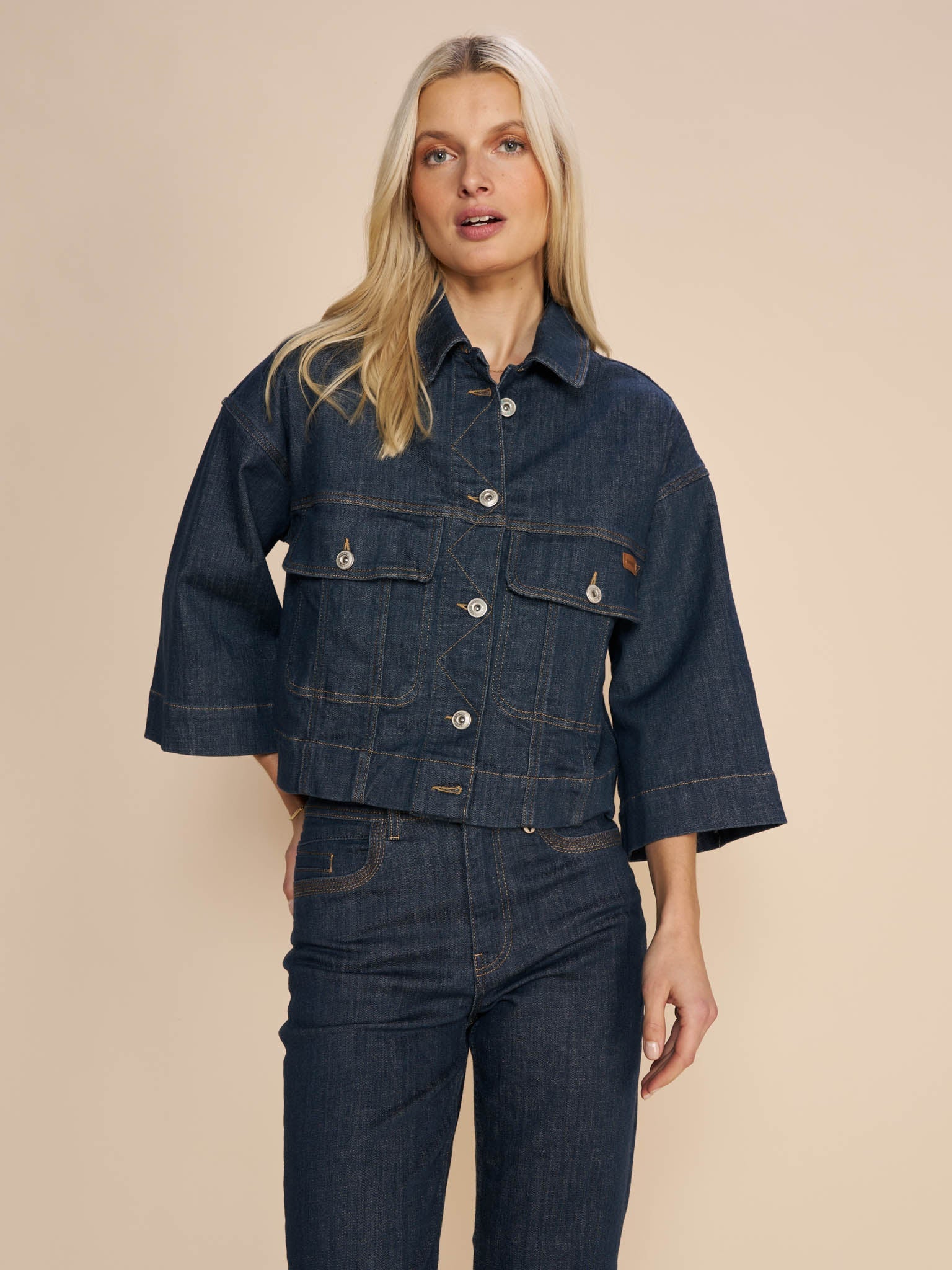 Modelshot / Dark Blue / Detail